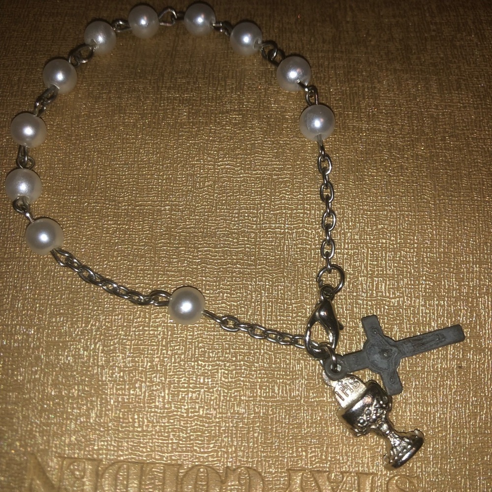 Woman’s Pearled Cross Bracelet